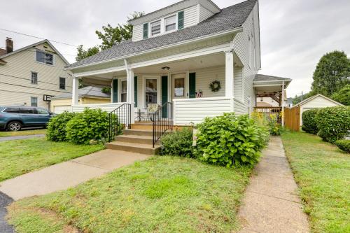 3 Mi to Dtwn Springfield Home with Deck! in สปิรงฟิลด์ (MA) 3 Mi to Dtwn Springfield Home with Deck! in สปิรงฟิลด์ (MA)