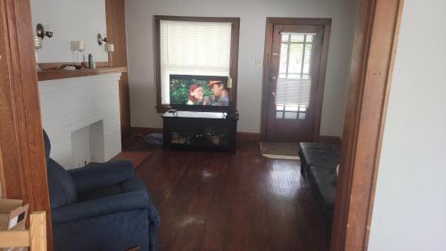 Quiet 3 bed with fenced yard in Hilltop Quiet 3 bed with fenced yard in Hilltop