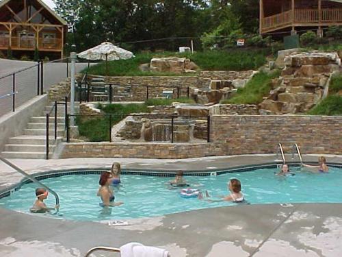 Swimming pool, Mountain view 5 bdrm Gatlinburg Cabin near downtown Arts in Gatlinburg (TN) Swimming pool, Mountain view 5 bdrm Gatlinburg Cabin near downtown Arts in Gatlinburg (TN)