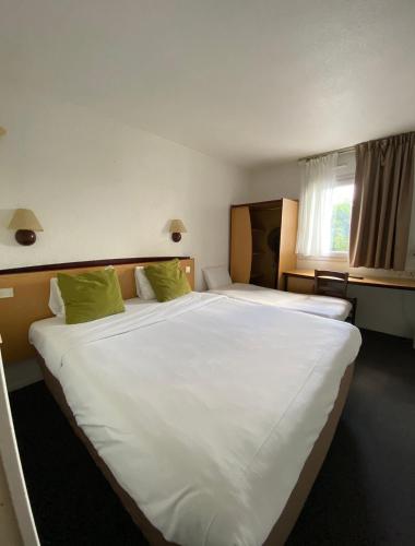 Kyriad Le Blanc Mesnil Hotel in Aulnay-sous-Bois Kyriad Le Blanc Mesnil Hotel in Aulnay-sous-Bois