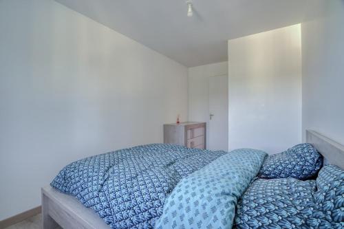 Guestroom, Grande maison jardin terrasse moderne parking 12 pers in Limetz-Villez Guestroom, Grande maison jardin terrasse moderne parking 12 pers in Limetz-Villez