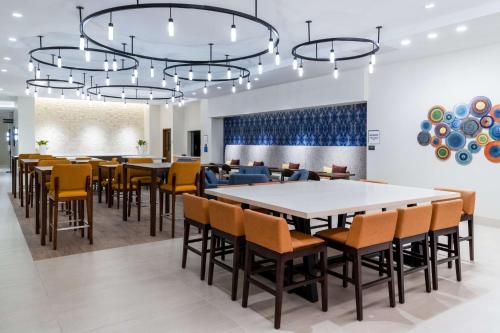 大堂, 朗蒙特希爾頓花園酒店 (Hilton Garden Inn Longmont) in 朗蒙特 (CO) 大堂, 朗蒙特希爾頓花園酒店 (Hilton Garden Inn Longmont) in 朗蒙特 (CO)