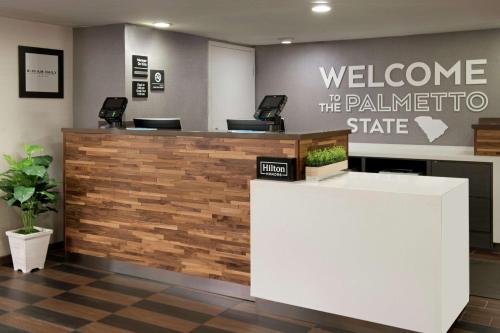 Фойє, Hampton Inn Hilton Head in Хілтон-Хед-Айленд (Південна Кароліна) Фойє, Hampton Inn Hilton Head in Хілтон-Хед-Айленд (Південна Кароліна)