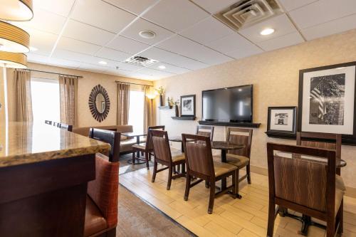 Előcsarnok, Hampton Inn Kuttawa/Eddyville in Kuttawa (KY) Előcsarnok, Hampton Inn Kuttawa/Eddyville in Kuttawa (KY)