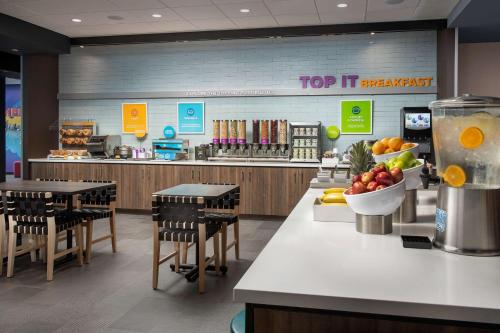 Food and beverages, Tru by Hilton Miami West Brickell in Coral Way Food and beverages, Tru by Hilton Miami West Brickell in Coral Way