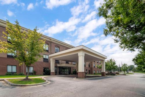 A szálláshely kívülről, Comfort Suites At WestGate Mall in Spartanburg (Dél-Karolina) A szálláshely kívülről, Comfort Suites At WestGate Mall in Spartanburg (Dél-Karolina)