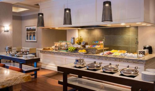 餐飲選擇, 費城西希爾頓逸林套房酒店 (DoubleTree Suites by Hilton Philadelphia West Hotel) in 賓西法尼亞州普利茅斯米廷(PA) 餐飲選擇, 費城西希爾頓逸林套房酒店 (DoubleTree Suites by Hilton Philadelphia West Hotel) in 賓西法尼亞州普利茅斯米廷(PA)