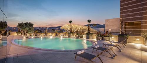 Swimming pool, Hyatt Regency Izmir IstinyePark in İzmir Swimming pool, Hyatt Regency Izmir IstinyePark in İzmir