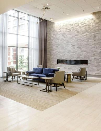 Előcsarnok, DoubleTree by Hilton Charlottesville in Charlottesville (Virginia) Előcsarnok, DoubleTree by Hilton Charlottesville in Charlottesville (Virginia)