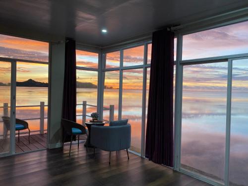 Seaward 270 degrees deluxe ocean view room with queen bed in Koror Island Seaward 270 degrees deluxe ocean view room with queen bed in Koror Island