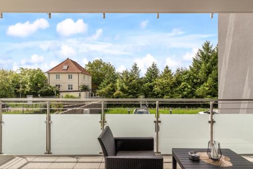 Balcony/terrace, WINETIME - modern - Boxspringbetten - Netflix - Nahe Mercedes-Benz in Worth Am Rhein Balcony/terrace, WINETIME - modern - Boxspringbetten - Netflix - Nahe Mercedes-Benz in Worth Am Rhein