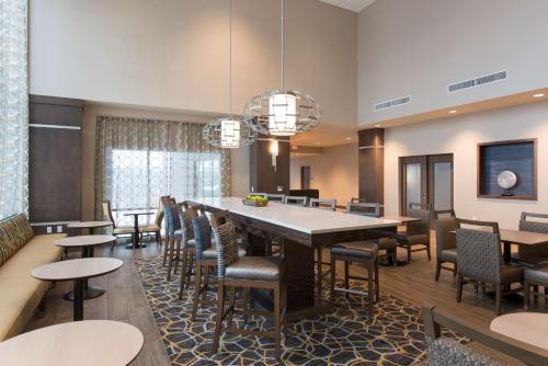 Előcsarnok, Hampton Inn & Suites Grand Rapids/Downtown, MI near Grand Rapids Gyermekmúzeum Előcsarnok, Hampton Inn & Suites Grand Rapids/Downtown, MI near Grand Rapids Gyermekmúzeum