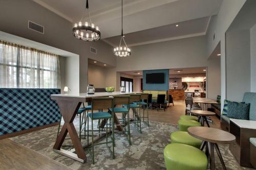 ردهة, هامبتون إن آند سويتس ساوثبورت، نورث كارولاينا (Hampton Inn & Suites Southport, NC) in Southport ردهة, هامبتون إن آند سويتس ساوثبورت، نورث كارولاينا (Hampton Inn & Suites Southport, NC) in Southport