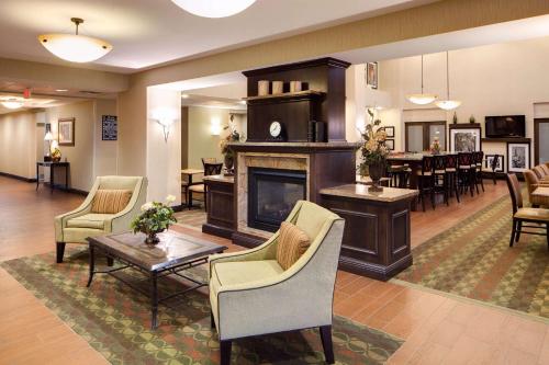 Előcsarnok, Hampton Inn & Suites Chicago/St. Charles in St. Charles (Illinois) Előcsarnok, Hampton Inn & Suites Chicago/St. Charles in St. Charles (Illinois)