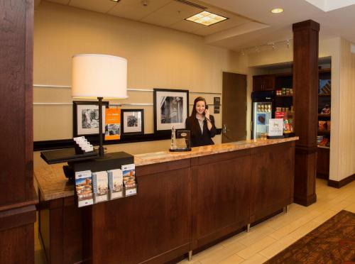Vestíbulo, Hampton Inn Marquette/Waterfront in Marquette Vestíbulo, Hampton Inn Marquette/Waterfront in Marquette