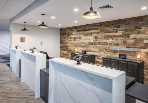 로비, DoubleTree by Hilton Monroe Township Cranbury in 로스무어 로비, DoubleTree by Hilton Monroe Township Cranbury in 로스무어