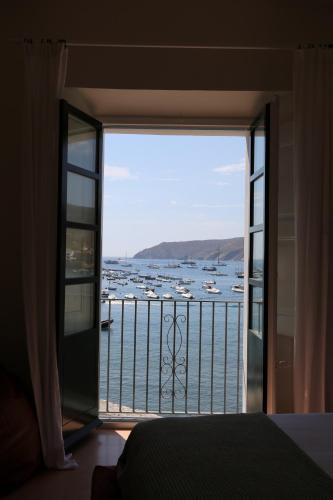 Can Set in Cadaques Can Set in Cadaques