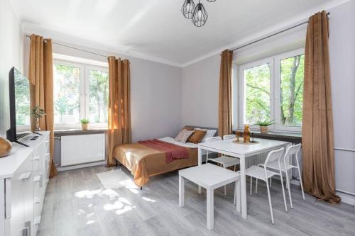 SuperApart Solidarności 101a "Modern Studio with TV, Wifi & Kitchen Amenities"