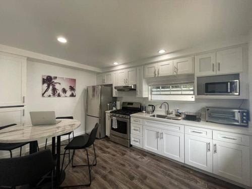 Charming Bright Traditional Home in Sherman Oaks in Sherman Oaks Charming Bright Traditional Home in Sherman Oaks in Sherman Oaks