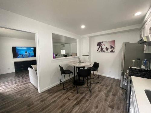 Charming Bright Traditional Home in Sherman Oaks in Sherman Oaks Charming Bright Traditional Home in Sherman Oaks in Sherman Oaks