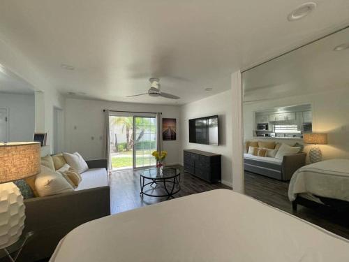 Charming Bright Traditional Home in Sherman Oaks in Sherman Oaks Charming Bright Traditional Home in Sherman Oaks in Sherman Oaks