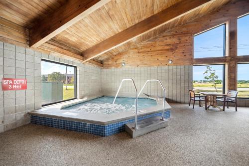 Hot tub, AmericInn by Wyndham Ames in Ames (IA) Hot tub, AmericInn by Wyndham Ames in Ames (IA)