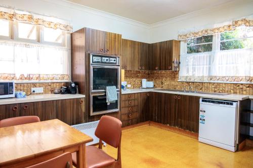 Kitchen, Jenolan Street Chalet in Oberon Kitchen, Jenolan Street Chalet in Oberon