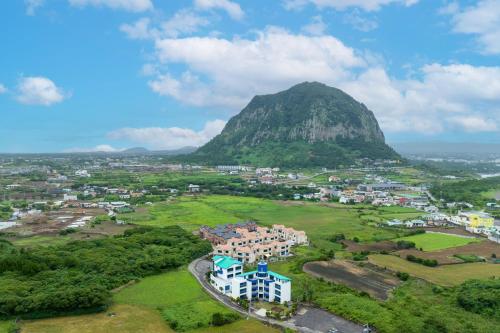 נוף חוץ, Unicorn Jeju near Songaksan Mountain נוף חוץ, Unicorn Jeju near Songaksan Mountain