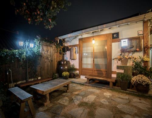 Hanok Story Guesthouse in Pungnam-dong Hanok Story Guesthouse in Pungnam-dong