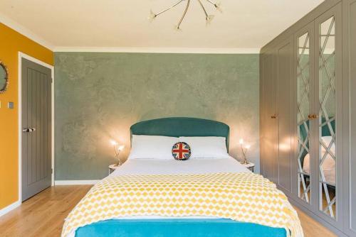 Sycamores - Fabulous family home with huge garden