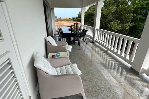 Μπαλκόνι/βεράντα, Gorgeous Villa in Rif St Marie with Private Pool in Willibrordus Μπαλκόνι/βεράντα, Gorgeous Villa in Rif St Marie with Private Pool in Willibrordus