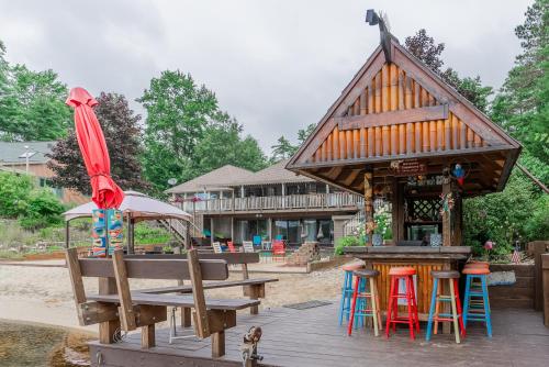 Nh Lake House Wprivate Beach, Hottub, & Lg Deck in Милтон (Мэн) Nh Lake House Wprivate Beach, Hottub, & Lg Deck in Милтон (Мэн)