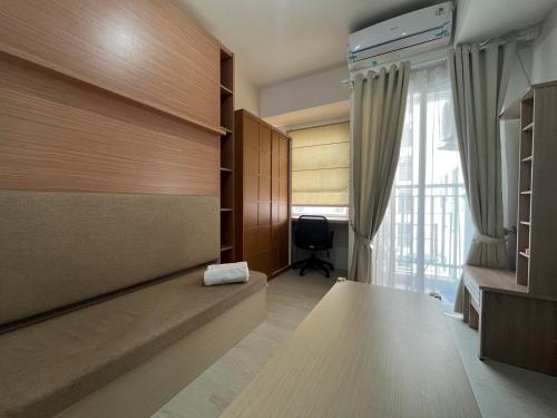 FREE WIFI, NETFLIX, SMART TV - Studio with Foldable Wall Bed at Serpong Garden Apt (FREE WIFI, NETFLIX, SMART TV, MINERAL WATER, AMENITIES - Studio with Foldable Wall Bed at Serpong Ga) in ชีเซาก์ FREE WIFI, NETFLIX, SMART TV - Studio with Foldable Wall Bed at Serpong Garden Apt (FREE WIFI, NETFLIX, SMART TV, MINERAL WATER, AMENITIES - Studio with Foldable Wall Bed at Serpong Ga) in ชีเซาก์