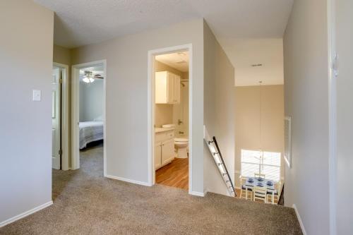 Minimalist Spring Vacation Rental with Fireplace in 클라인 Minimalist Spring Vacation Rental with Fireplace in 클라인