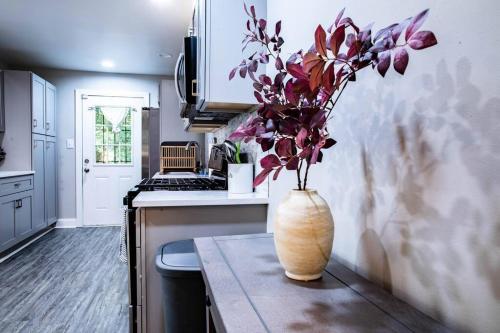 Tucked Away Bungalow Near Airport! in Sandtown-Southeastern Atlanta Tucked Away Bungalow Near Airport! in Sandtown-Southeastern Atlanta