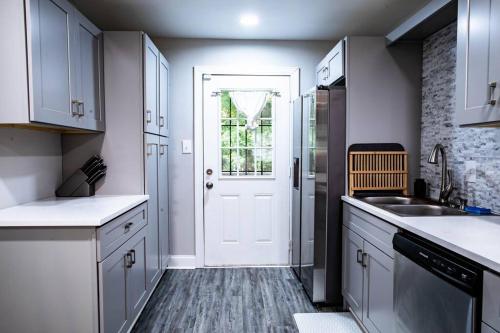 Tucked Away Bungalow Near Airport! in Sandtown-Southeastern Atlanta Tucked Away Bungalow Near Airport! in Sandtown-Southeastern Atlanta