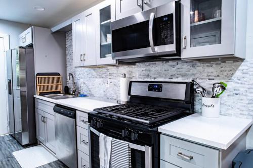 Tucked Away Bungalow Near Airport! in Sandtown-Southeastern Atlanta Tucked Away Bungalow Near Airport! in Sandtown-Southeastern Atlanta