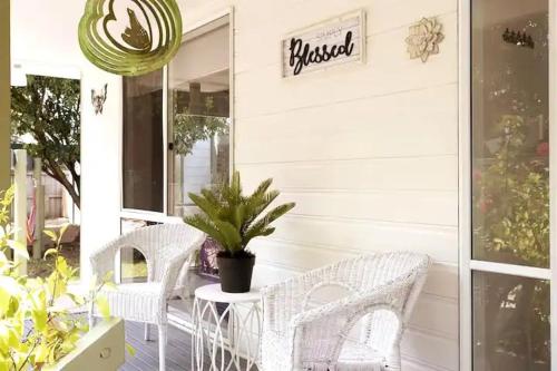 Balcony/terrace, Bethel by the Sea by Ready Set Stay - BYO LINEN & TOWELS in Surf Beach Balcony/terrace, Bethel by the Sea by Ready Set Stay - BYO LINEN & TOWELS in Surf Beach