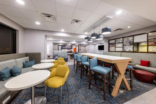 طعام و مشروبات, Hampton Inn Columbus Downtown, GA in وسط مدينة كولومبوس طعام و مشروبات, Hampton Inn Columbus Downtown, GA in وسط مدينة كولومبوس