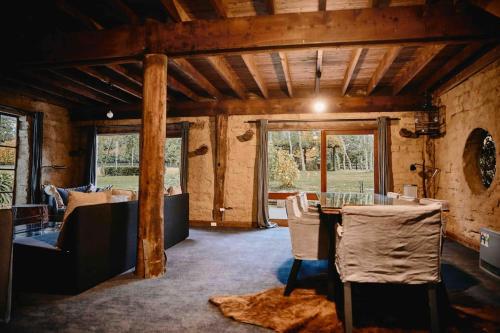 The Maple Lodge with Alpacas, Goats, Boars, Ducks & Chickens Farm Stay with Outdoor Pizza Oven in روبرتصن The Maple Lodge with Alpacas, Goats, Boars, Ducks & Chickens Farm Stay with Outdoor Pizza Oven in روبرتصن