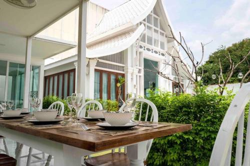 Unique Lanna Style Spa Pool Villa near Wiang Kum Kam Unique Lanna Style Spa Pool Villa near Wiang Kum Kam