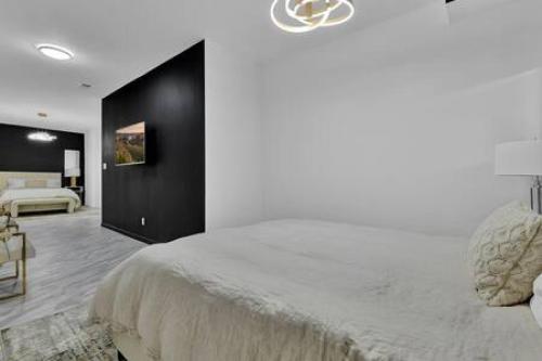 Lovely 4BD House w pool, hot tub and free parking