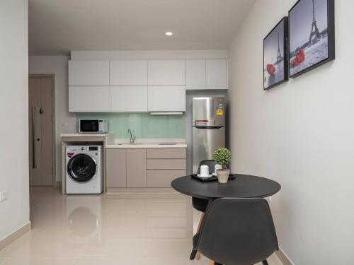 Facilities, The Bridge Club near Statue of King Father Norodom Sihanouk Facilities, The Bridge Club near Statue of King Father Norodom Sihanouk