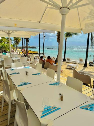 Restoran, Promo ! Studio Relax Manganao À Deux Pas de la Plage, Piscine Incluse ! (Promo ! Studio Relax Manganao A Deux Pas de la Plage, Piscine Incluse !) in Saint Francois Restoran, Promo ! Studio Relax Manganao À Deux Pas de la Plage, Piscine Incluse ! (Promo ! Studio Relax Manganao A Deux Pas de la Plage, Piscine Incluse !) in Saint Francois