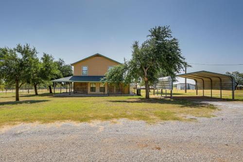 Elgin Retreat at Charming Country Cabin! in Elgin Elgin Retreat at Charming Country Cabin! in Elgin