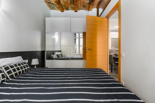 Gracia Gem Ac, Near Fontana Metro, Hipster Haven