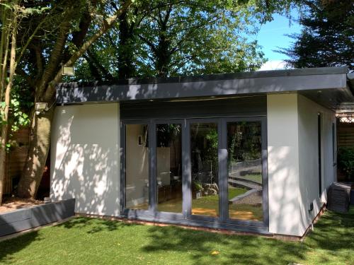 Beautiful Little Bungalow, Indoor Fireplace, & Bar in Brands Hatch Beautiful Little Bungalow, Indoor Fireplace, & Bar in Brands Hatch