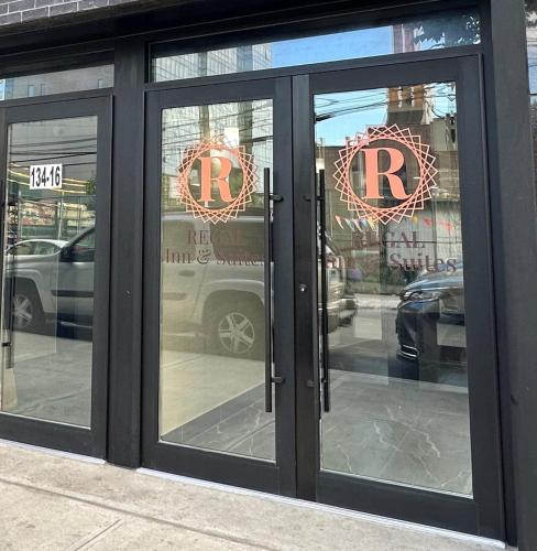 Вход, Regal Inn & Suites New York in Аэропорт Ла Гуардия Вход, Regal Inn & Suites New York in Аэропорт Ла Гуардия