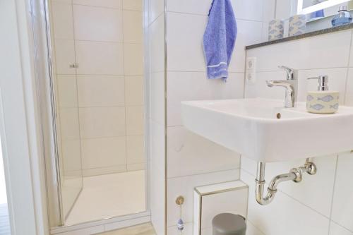 Bathroom, Haus Baltic Whg 176 inkl WLAN in Gromitz Bathroom, Haus Baltic Whg 176 inkl WLAN in Gromitz