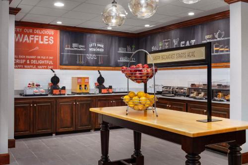 Food and beverages, Hampton Inn & Suites Lake Mary at Colonial TownPark in Lake Mary Food and beverages, Hampton Inn & Suites Lake Mary at Colonial TownPark in Lake Mary